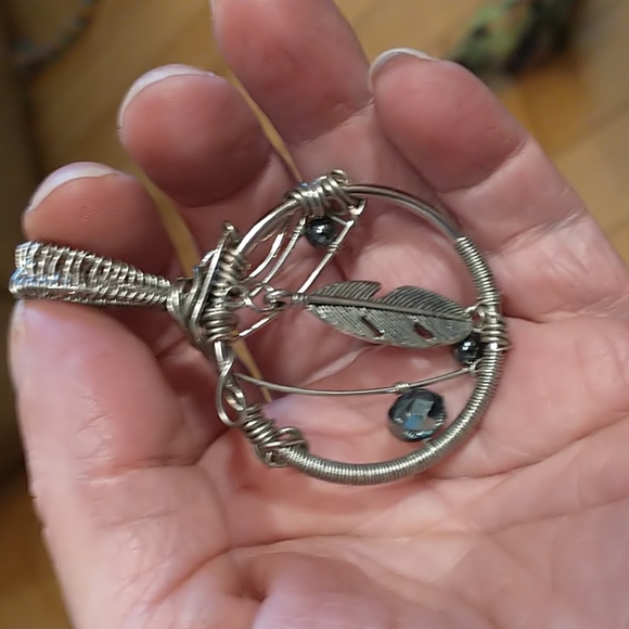 NWT Beautiful Handcrafted Feather Pendant - Picture 2 of 3